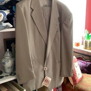 Studio 0001 by Ferre Italian mens Suit Barney’s NY, size 42R, Beige with stripes